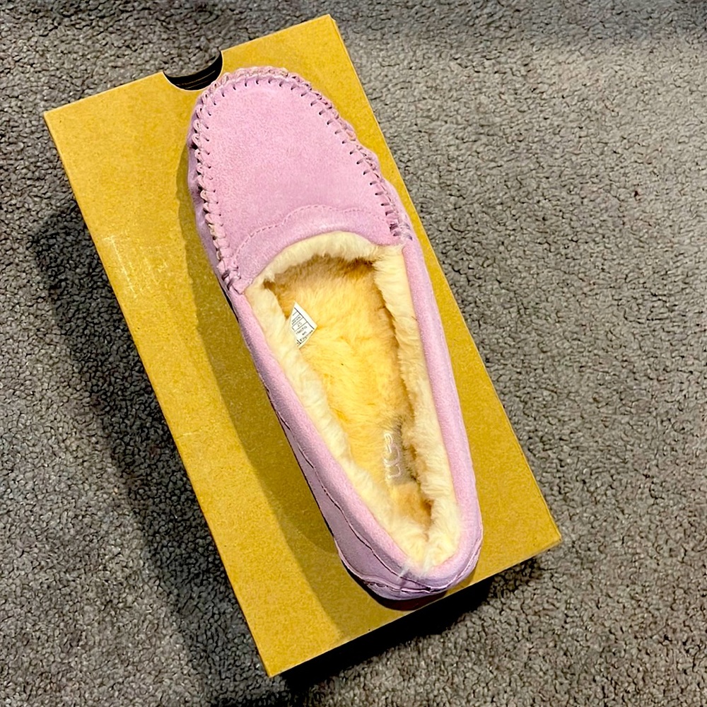 Scalloped Ugg Moccasins (NEW & UNWORN) Size 8